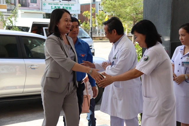 Quyền Chủ tịch nước Võ Thị Ánh Xuân thăm đội ngũ y, bác sĩ Bệnh viện Y học cổ truyền và Phục hồi chức năng tỉnh Bình Thuận