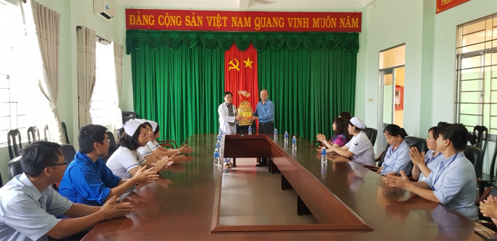 Đoàn lãnh đạo Uỷ ban nhân dân thành phố Phan Thiết thăm, tặng quà Bệnh viện Y học cổ truyền - Phục hồi chức năng tỉnh Bình Thuận nhân ngày Thầy thuốc Việt Nam 27-2-2018
