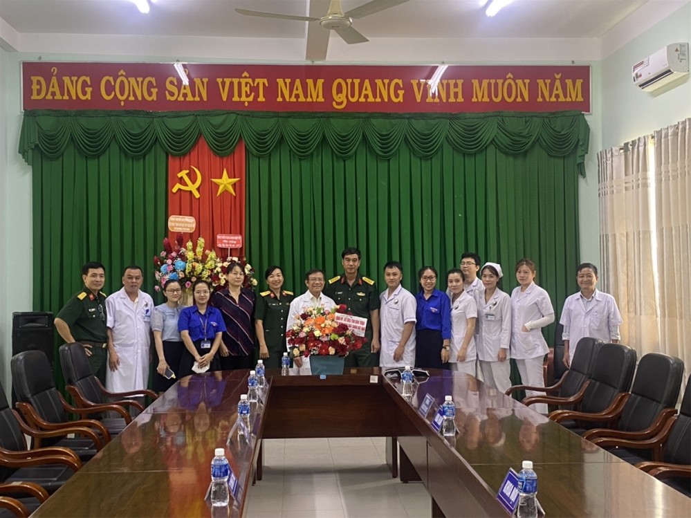 Bộ chi huy quân sự tỉnh Bình Thuận đến chúc mừng Bệnh viện nhân ngày 27/02