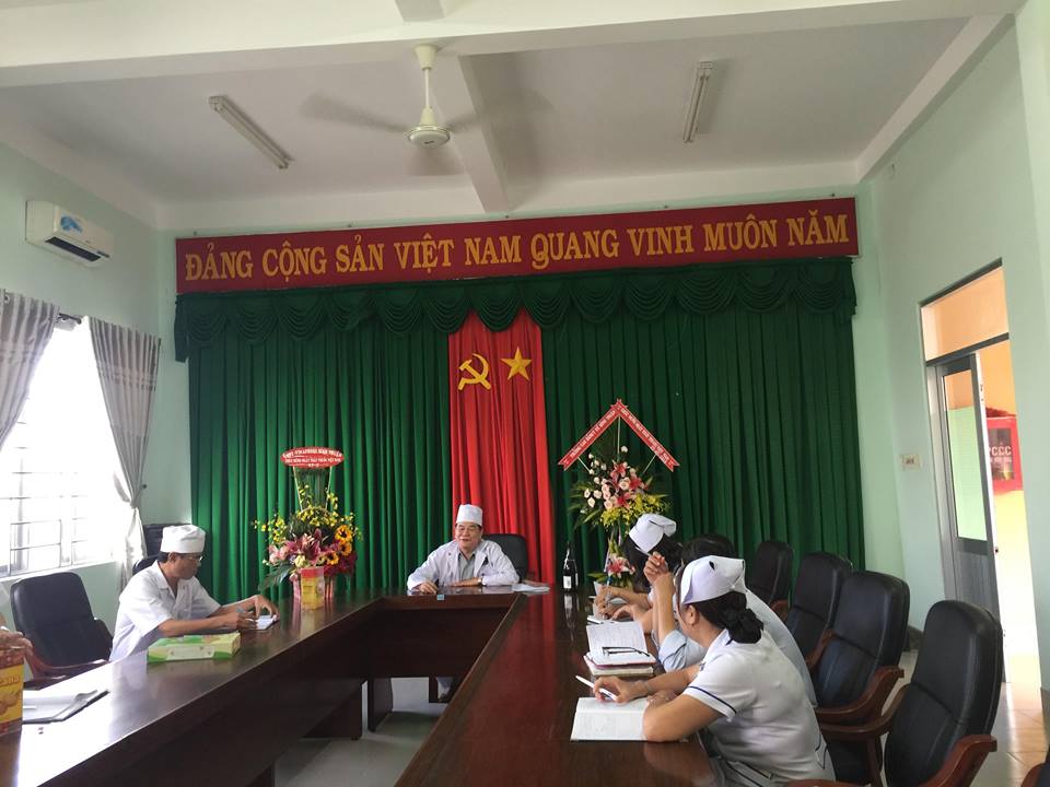 Tập thể Lãnh đạo bệnh viện chúc mừng đội ngũ nhân viên y tế nhân ngày Thầy thuốc Việt Nam 27/2/2018.