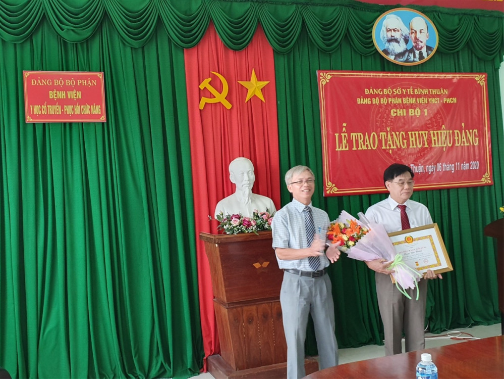 Lễ trao tặng Huy hiệu 30 năm tuổi Đảng cho đồng chí Phạm Văn Chính