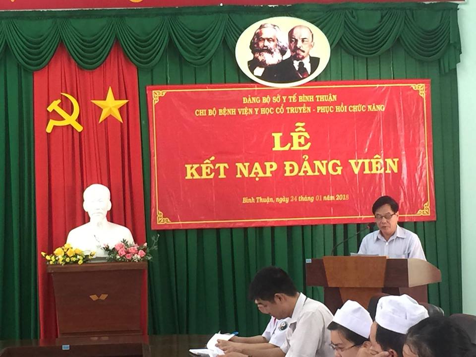Tổ chức lễ kết nạp đảng viên mới tại chi bộ bệnh viện Y học cổ truyền – Phục hồi chức năng Bình Thuận.