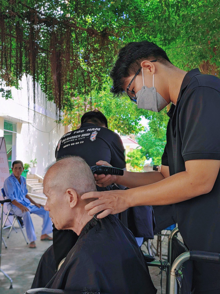 Hoạt động hưởng ứng Ngày Người cao tuổi Việt Nam của Chi đoàn Bệnh viện Y học cổ truyền – Phục hồi chức năng tỉnh Bình Thuận.