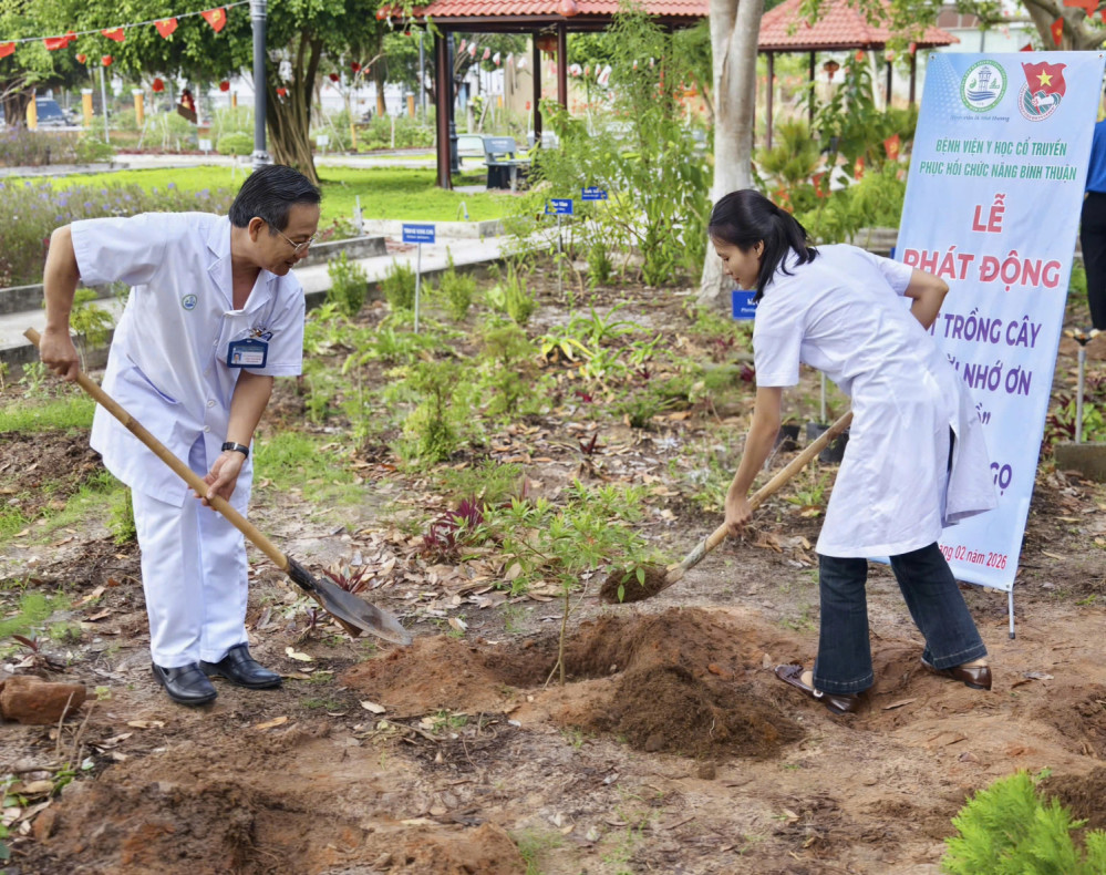 TUỔI TRẺ BỆNH VIỆN YHCT-PHCN BÌNH THUẬN RỘN RÀNG HƯỞNG ỨNG PHONG TRÀO “TẾT TRỒNG CÂY ĐỜI ĐỜI NHỚ ƠN BÁC HỒ”